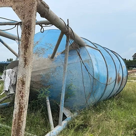 A 60-ton cement tank