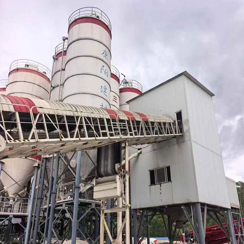 A 200-ton cement tank