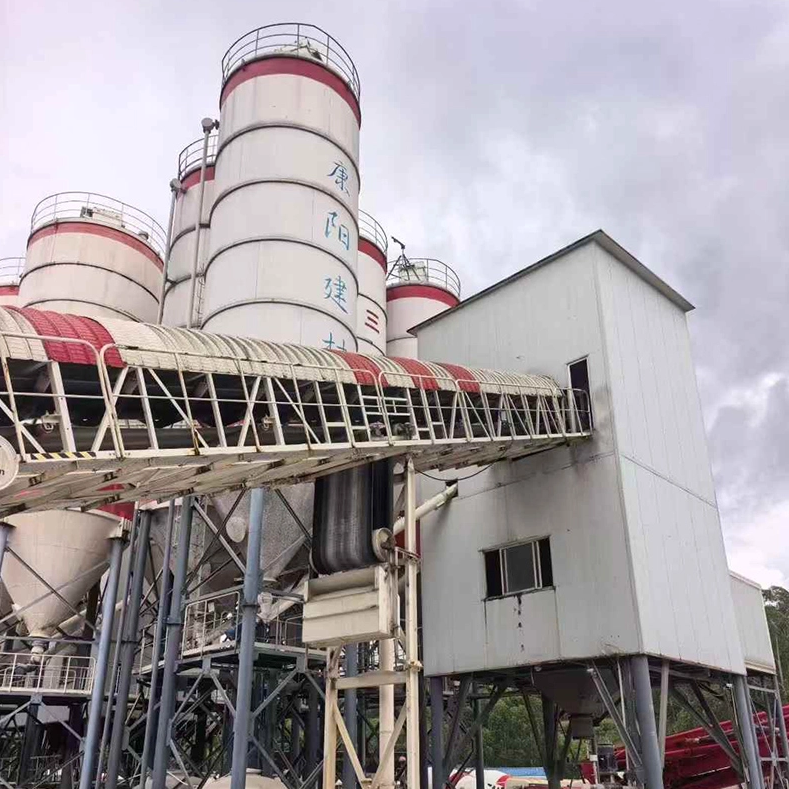 A 200-ton cement tank