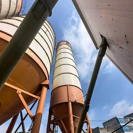 A 300-ton cement tank