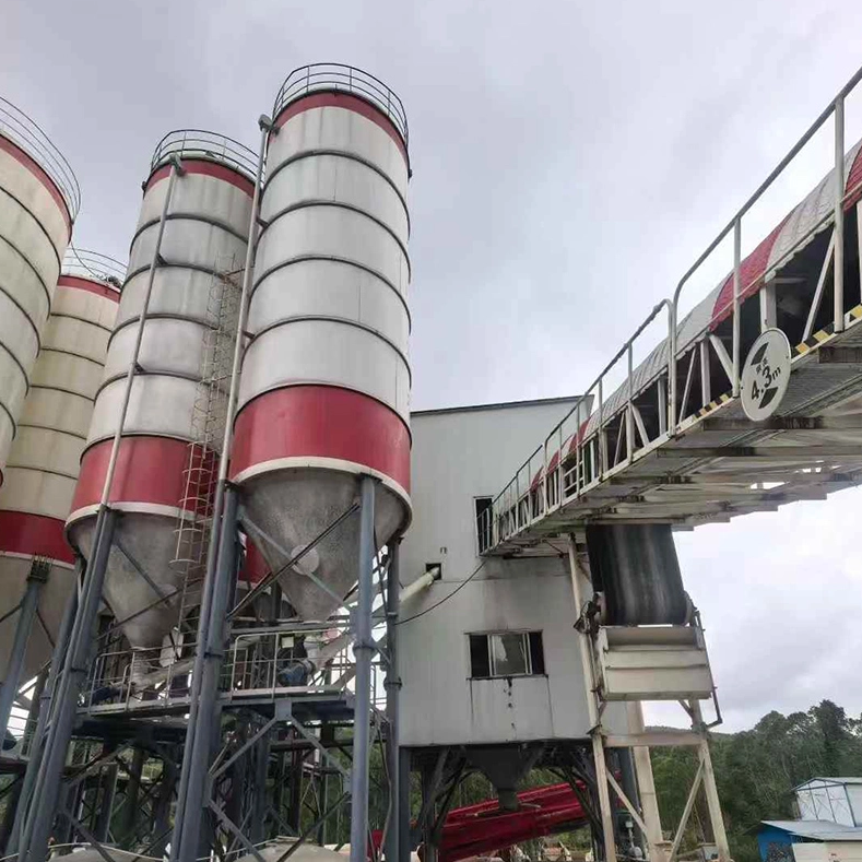A 200-ton cement tank